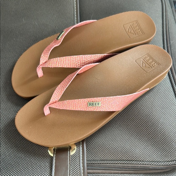 Reef Women's Pink Flip Flops - Picture 1 of 3